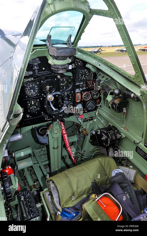 Spitfire cockpit hi-res stock photography and images - Alamy