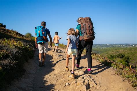 86,000+ Hiking Family Pictures