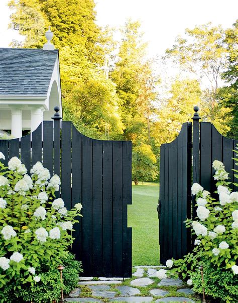 Do's and Don'ts for Choosing the Right Fence Colour - Maria Killam