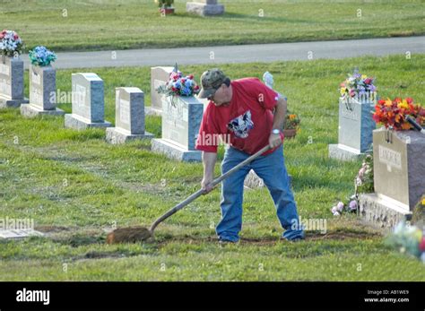 Grave digging hi-res stock photography and images - Alamy