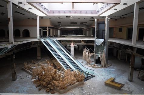 The abandoned Rolling Acres Mall [596x396] : AbandonedPorn