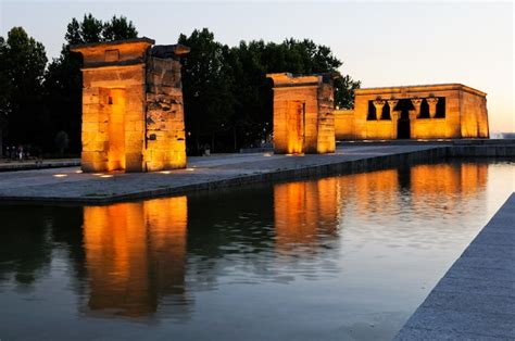 Free Photo | Temple of debod in madrid at sunset