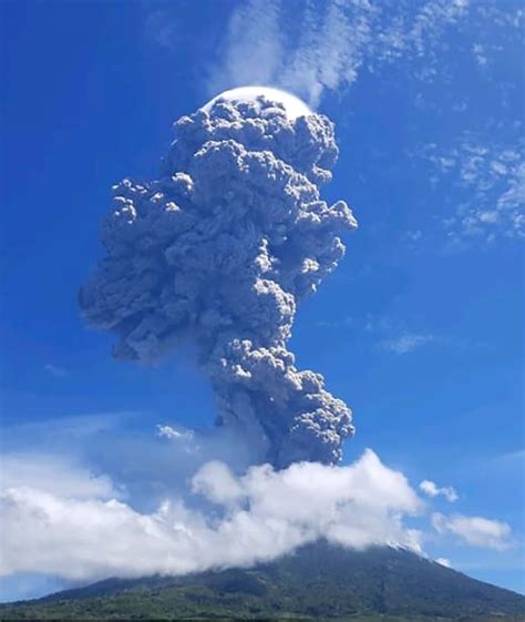 Bangkok Post - Indonesian volcano belches huge tower of smoke and ash