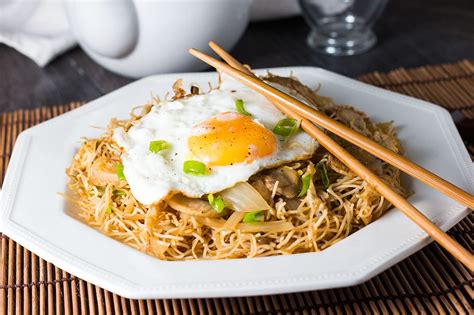 Fried Eggs with Chinese Noodles - Erren's Kitchen