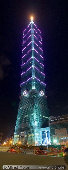 Night view of Taipei 101 tower, Taiwan Taipei 101, Green Facade ...