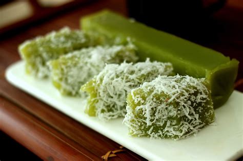 The Informal Chef: Kuih Kaswi Pandan/ Kuih Kosui Pandan 香兰卡穗糕