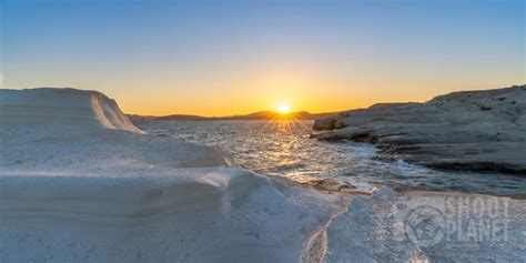 Milos, the stunning island of colors of the Greek Cyclades - Shoot Planet