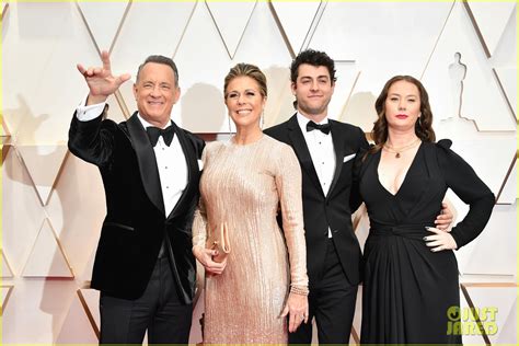 Tom Hanks & Rita Wilson's Kids Throw Up Peace Signs on Oscars 2020 Red ...