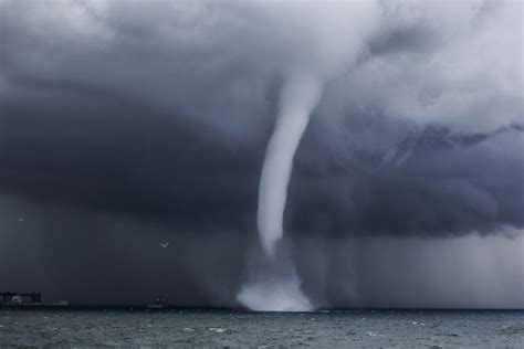 Waterspout vs Tornado: The Major Differences Between The Two Weather ...