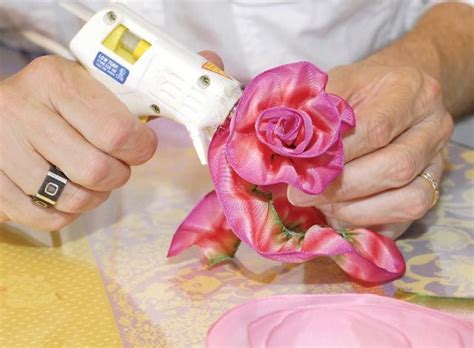 making rose with hot glue....love it!! (With images) | Handmade flowers ...