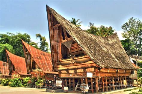 [Terlengkap] Nama Rumah Adat Sumatera Utara, Gambar, Sejarah & Penjelasan!