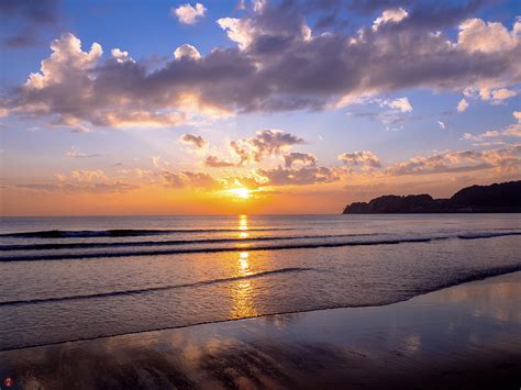 FROM THE GARDEN OF ZEN: Sunset on the beach: Yuigahama-beach