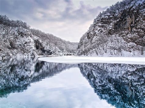 How to visit the frozen Plitvice Lakes in winter - Adventurous Miriam