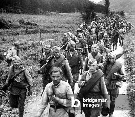 Image of Korea - Russia: Soviet soldiers on the march in northern