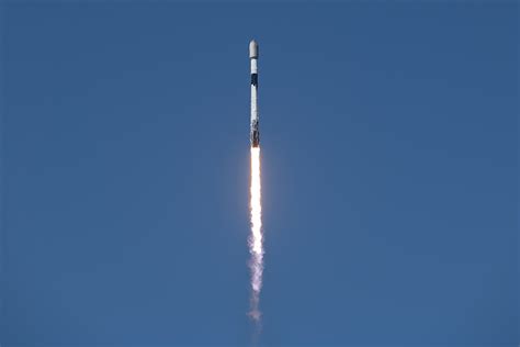 Falcon 9 launches Starlink 4-27 photos