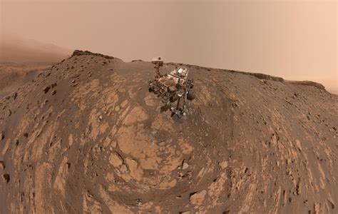 Curiosity Mars rover takes a new selfie before record climb