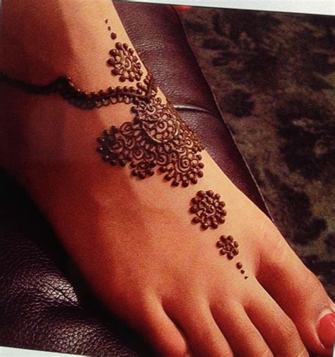 I want this one this summer. Henna foot design #ishoes #hennatattoo