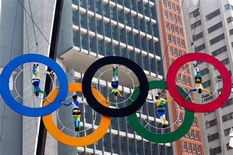 Rio 2016 Summer Olympics - Acrobats perform on rings at Paulista Avenue ...