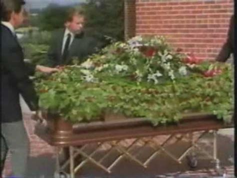 Andy Gibb's Funeral Back In 1988 - celebridades que murieron jóvenes ...