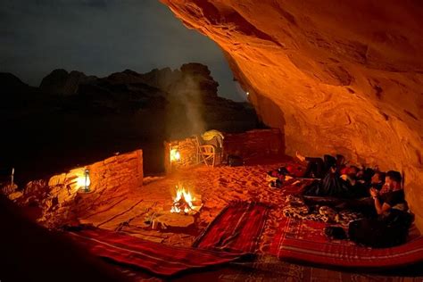 Campeggio nella grotta di Wadi Rum con tour in jeep fornito da Wadi Rum ...