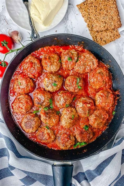 Easy Meatballs In Tomato Sauce - The Yummy Bowl