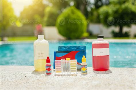 Water testing kit for swimming pools. Chlorine and ph analyzer kit for ...