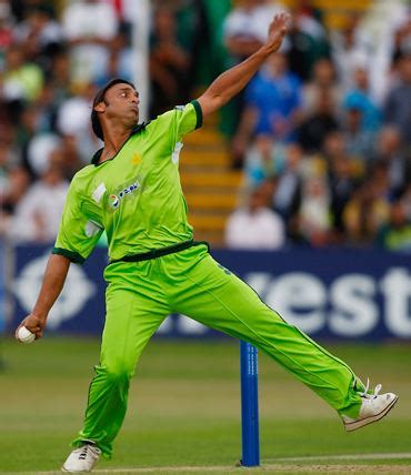 Fashion News: Shoaib Akhtar Bowling.