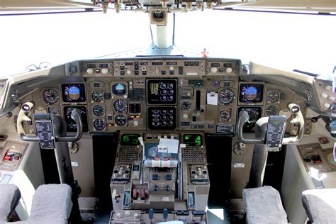 File:Boeing 757-300 Cockpit.JPG