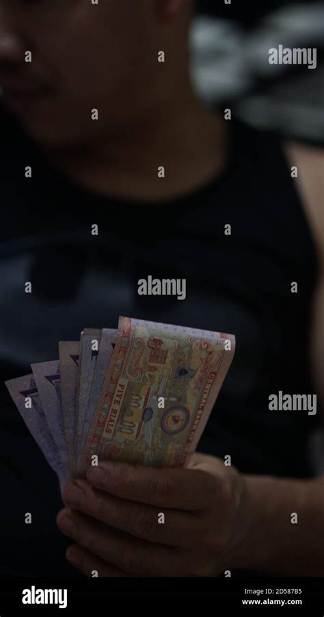 man counting money Stock Photo - Alamy