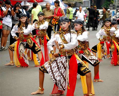 Gambar Tari Tradisional Jawa Timur Jaranan Buto Gambar Tarian di ...