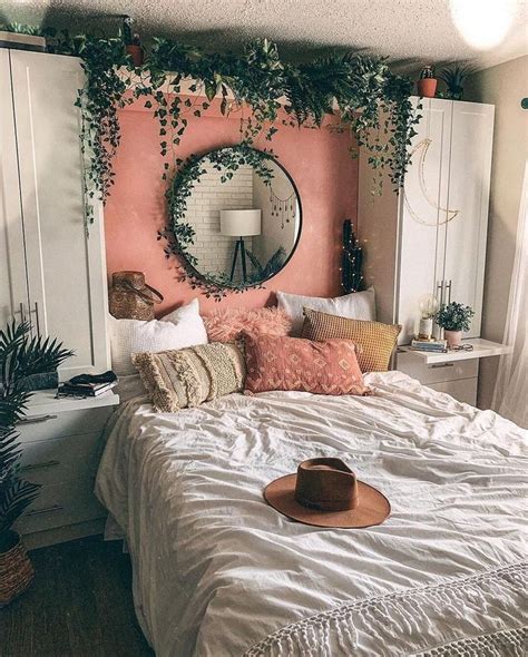 33 Lovely Bedroom Decor With Plant Ideas - PIMPHOMEE