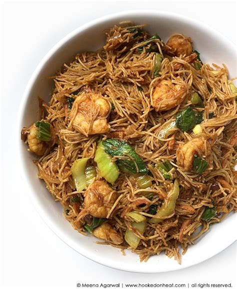 Mee Hoon Goreng (Malay-style Fried Vermicelli Noodles) - Hooked on Heat