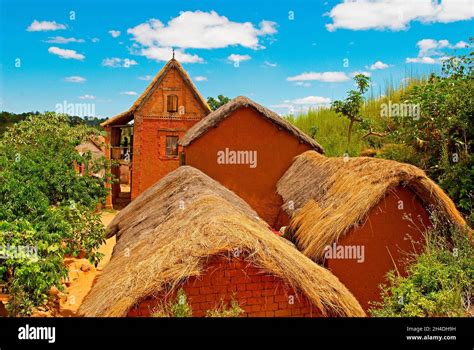 Madagascar. Village en terre rouge des environs de Tananarive ...