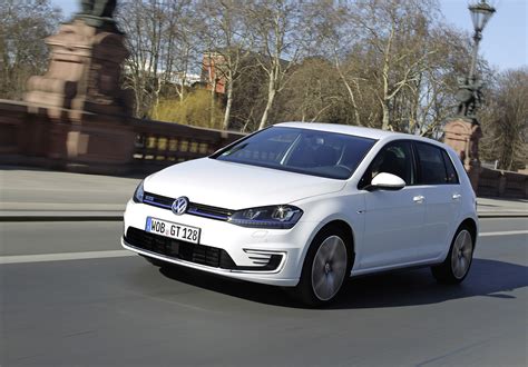 Volkswagen Golf GTE review and pictures | evo