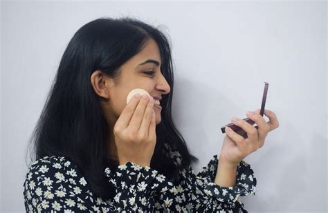 A girl applying face powder - PixaHive