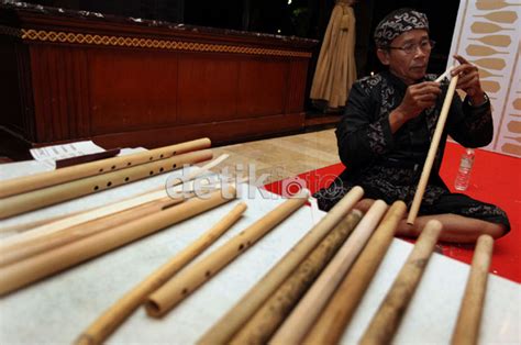 Merangkai Untung dari Kerajinan Suling Sunda