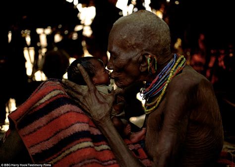 The nomad tribes of Africa: Lives documented in incredible photos ...