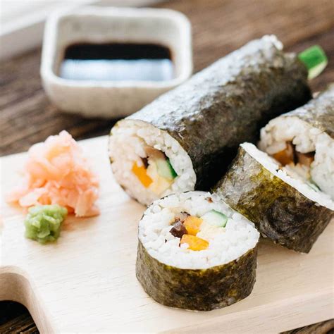 Sushi Rolls, simple and classic - Futomaki 巻き寿司 - Chopstick Chronicles ...