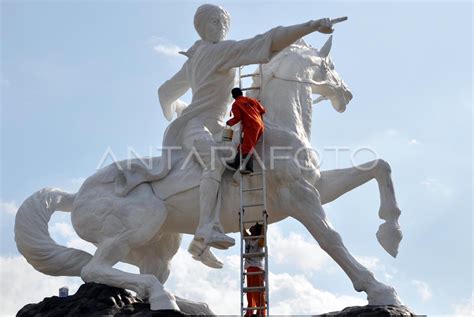 PERAWATAN PATUNG DIPONEGORO | ANTARA Foto