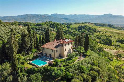 Arezzo Hilltop Villa | Luxury Rentals in Tuscany - SopranoVillas