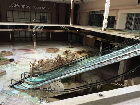 A Look Inside The Abandoned Rolling Acres Mall (28 pics)