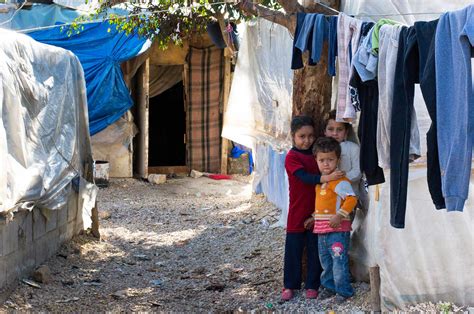 Palestinian refugees in Lebanon protest over inability to afford bread ...