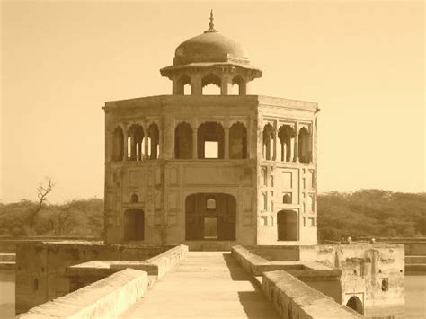 PakistanPaedia - Hiran Minar, Sheikhupura