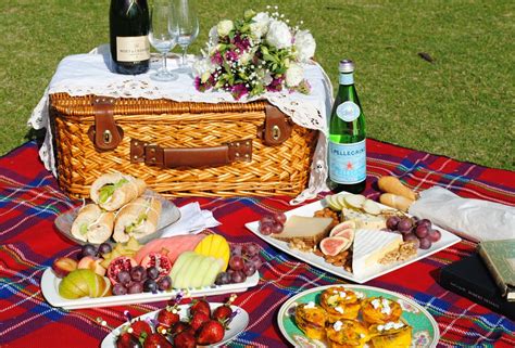 Simply delicious picnic fare. | ピクニック レシピ, 食べ物のアイデア, ピクニックパーティー