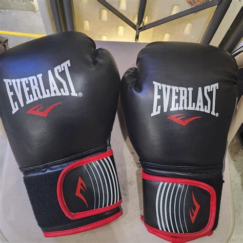 12oz EVERLAST BOXING GLOVES black and red preowned... - Depop