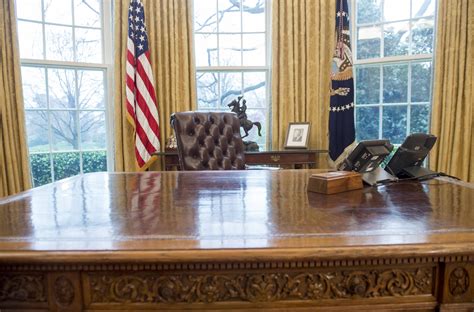 White House Oval Office Desk - Oval Office History - White House Museum ...