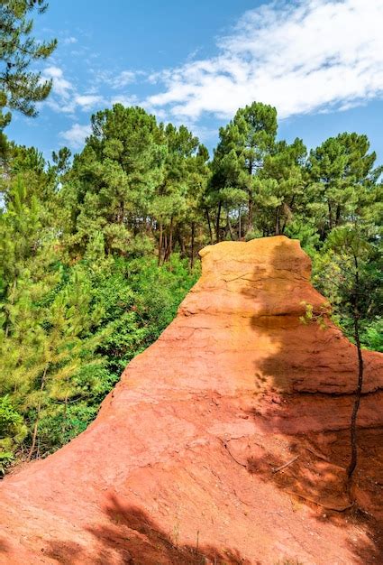 Premium Photo | Ochre landscape at roussillon in provence france