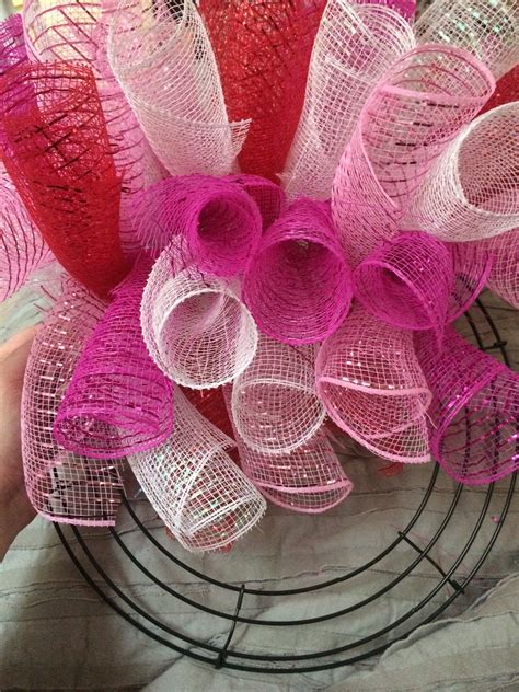 Curly Deco-Mesh Wreaths DIY - Living. (full time)