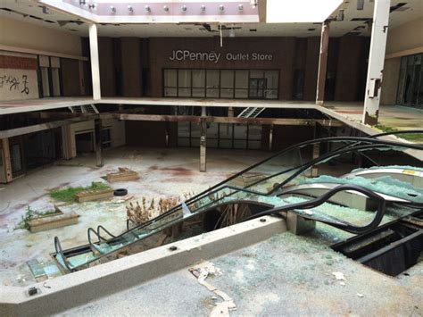 A Disused and Neglected Rolling Acres Mall (28 pics) - Izismile.com