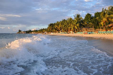 The beach life is the best life on Roatan Island in Honduras - Los ...